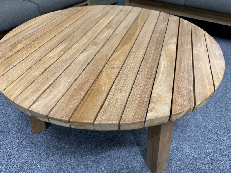 Garten-Sitzgarnitur Set Holz, 2 Gartenbänke mit zwei Sessel und Gartentisch rund, Gartenlounge Teak Naturholz