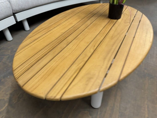 Lounge weiß, Lounge Set zwei Gartensofas, ein Gartencouchtisch, ein Beistelltisch weiß-braun