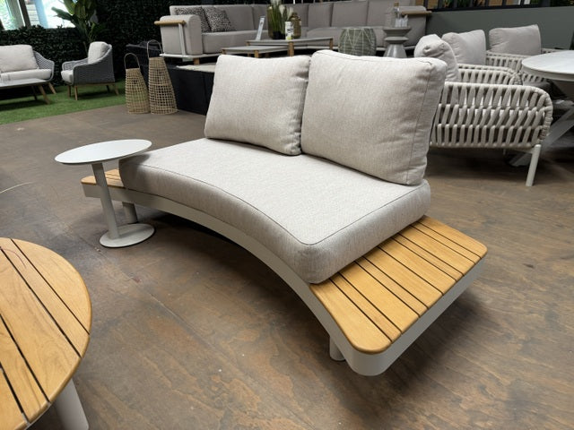 Lounge weiß, Lounge Set zwei Gartensofas, ein Gartencouchtisch, ein Beistelltisch weiß-braun