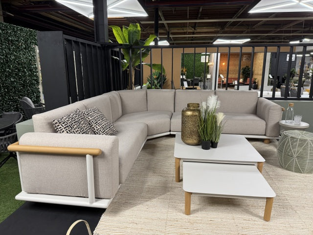 Lounge weiß, Lounge Set zwei Gartensofas, ein Ecksofa zwei Gartencouchtische
