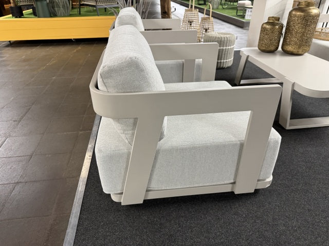 Lounge weiß, Lounge Set ein Gartensofa, zwei Gartensessel und ein Gartencouchtisch weiß