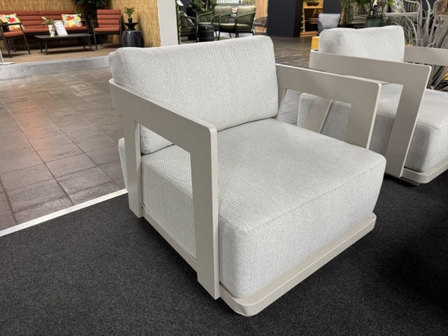 Lounge weiß, Lounge Set ein Gartensofa, zwei Gartensessel und ein Gartencouchtisch weiß