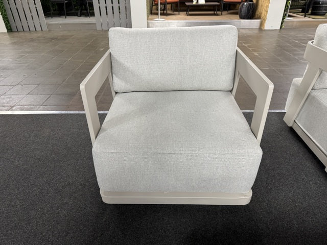 Lounge weiß, Lounge Set ein Gartensofa, zwei Gartensessel und ein Gartencouchtisch weiß