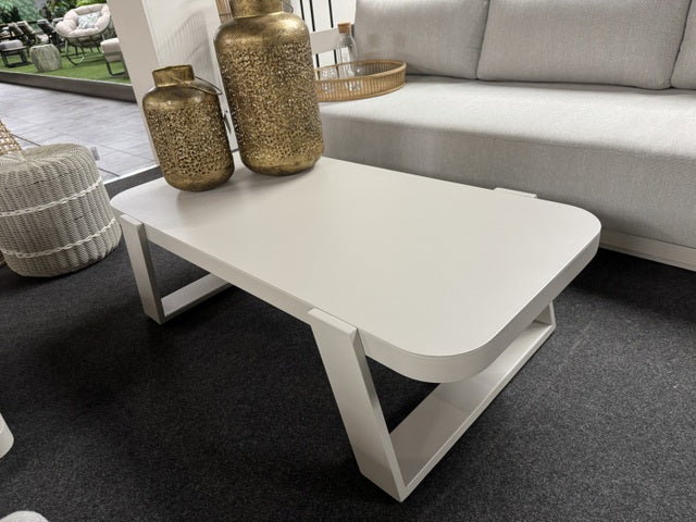 Lounge weiß, Lounge Set ein Gartensofa, zwei Gartensessel und ein Gartencouchtisch weiß