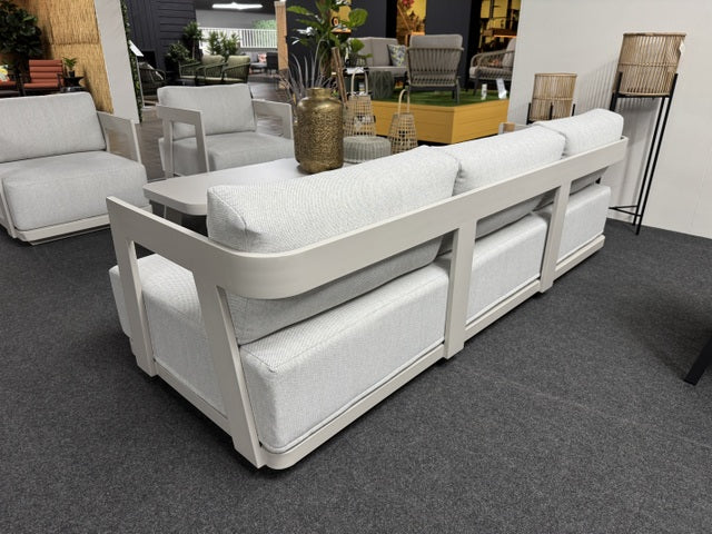 Lounge weiß, Lounge Set ein Gartensofa, zwei Gartensessel und ein Gartencouchtisch weiß