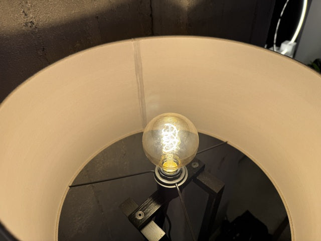 Stehlampe schwarz, Stehleuchte schwarz mit Lampenschirm weiß-beige, Höhe 157 cm