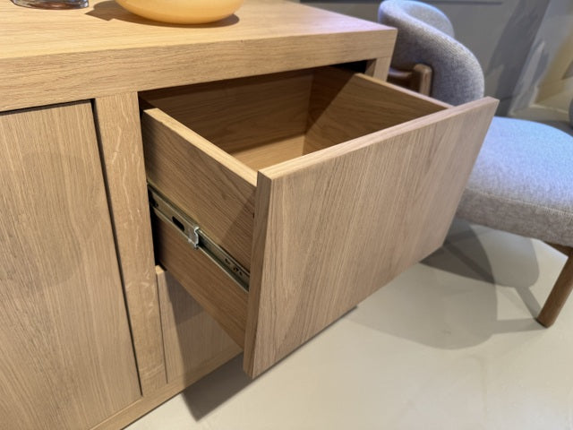 Sideboard modern Farbe Naturholz, Schrank Naturholz mit zwei Türen und zwei Schubladen, Anrichte Naturholz, Breite 200 cm