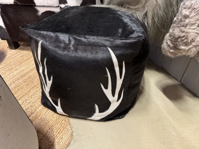 Hocker Kuhfell schwarz-weiß, Hirschgeweih Hocker schwarz, Maße 45x45 cm