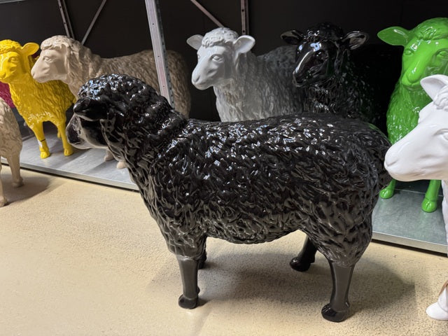 Schaf schwarz Skulptur, Deko-Schaf schwarz, Schaf Kunstobjekt, Höhe 60 cm