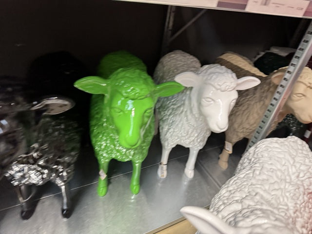 Schaf taupe Skulptur, Deko-Schaf taupe, Schaf Kunstobjekt, Höhe 60 cm
