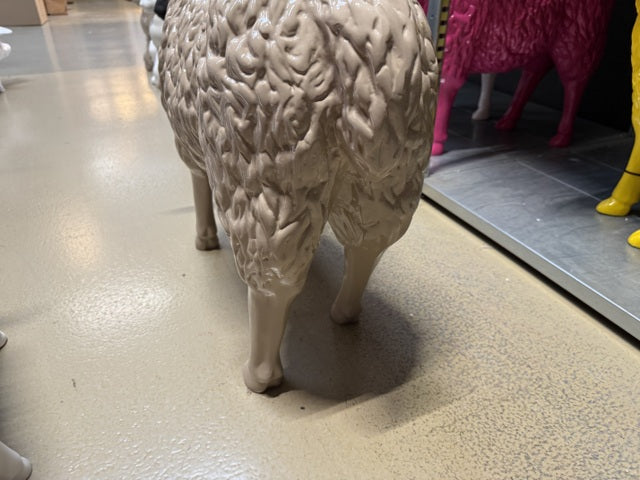 Schaf taupe Skulptur, Deko-Schaf taupe, Schaf Kunstobjekt, Höhe 60 cm