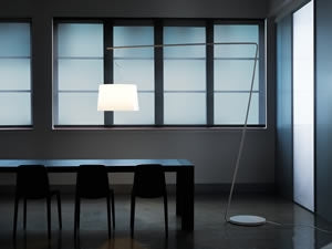 Design Bogenstehleuchte aus Metall in weiß, moderne Stehlampe mit Lampenschirm