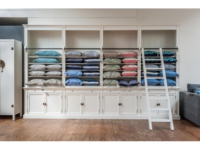 Bücherschrank  weiß im Landhausstil , Bücherregal-Wand  Massivholz in vier Farben, Breite 4 meter