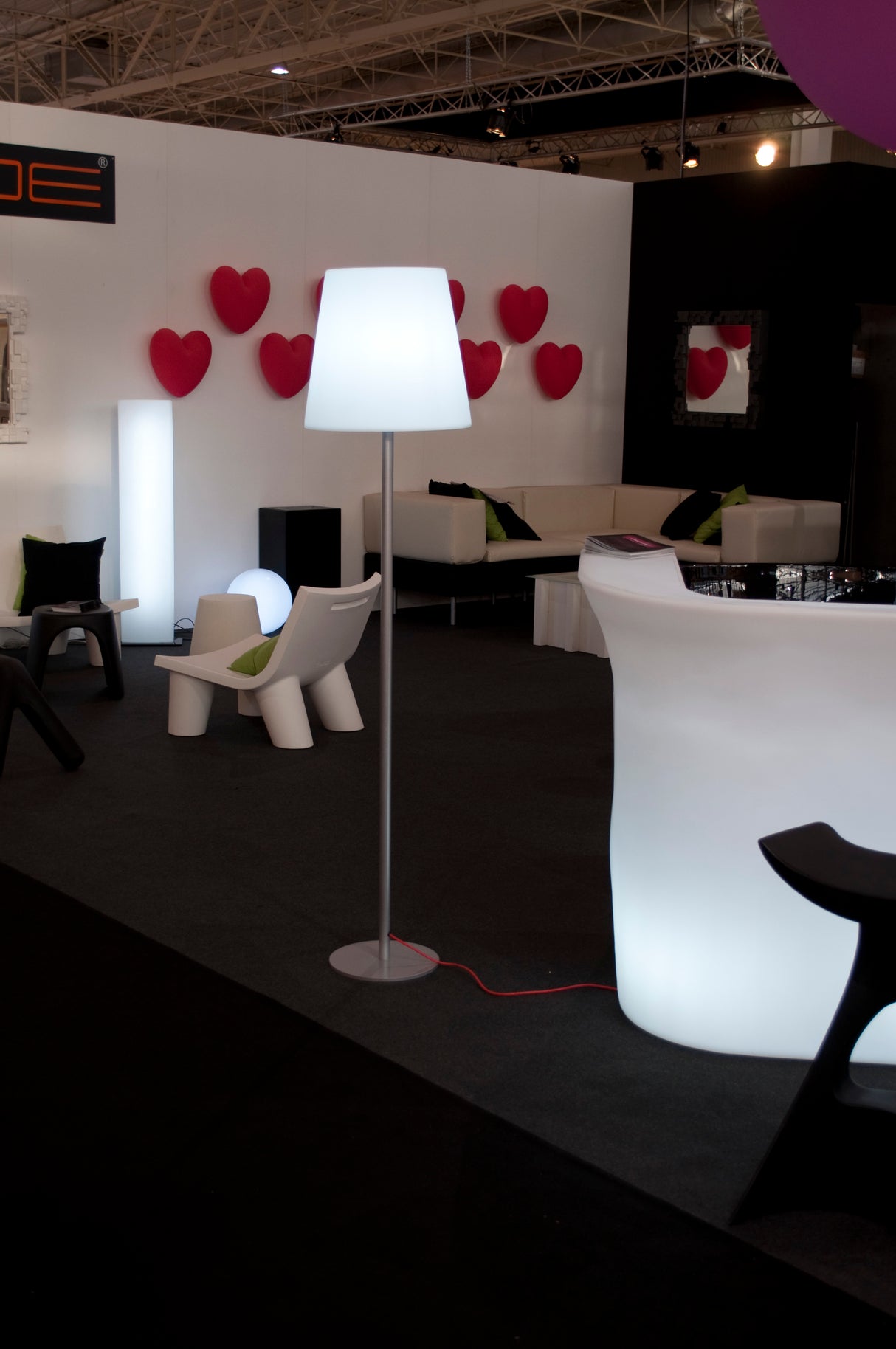 Design Stehleuchte in Weiß/Metall