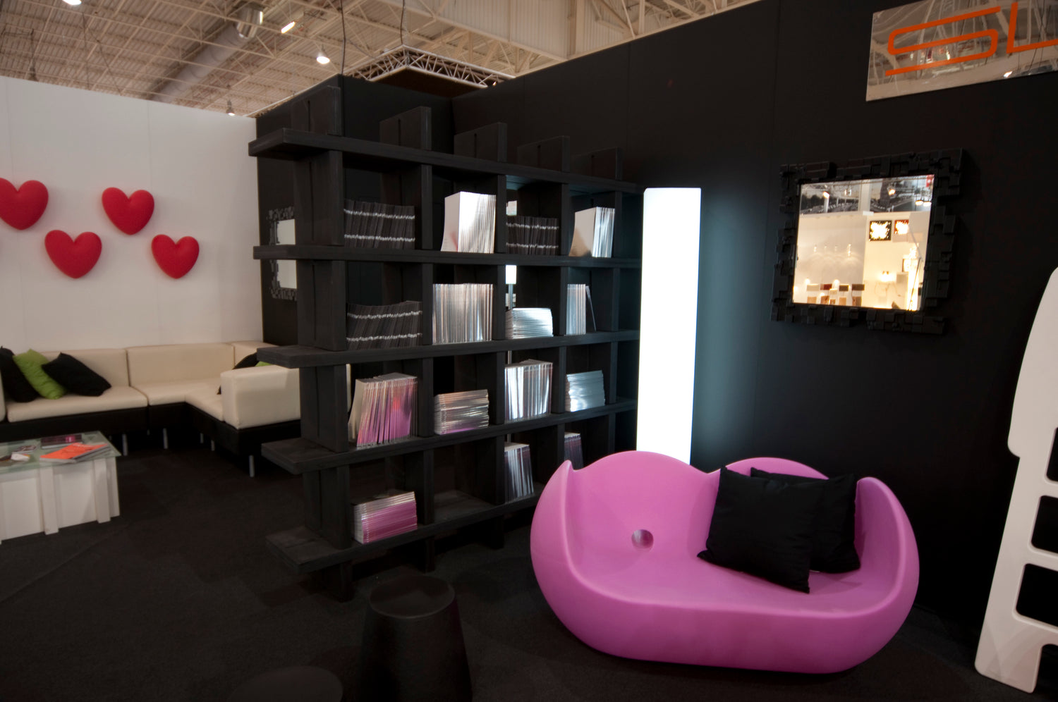 Designer Sessel in Schwarz/lila Blossy