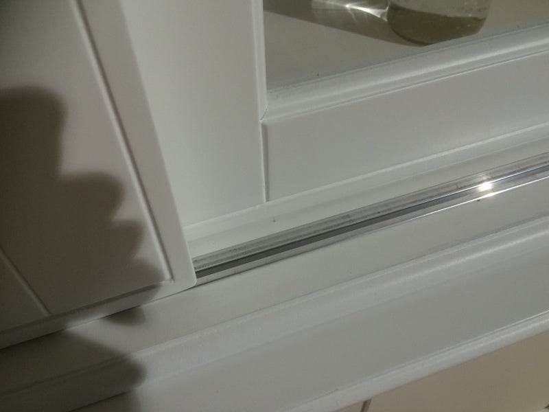Vitrinenschrank,  Geschirrschrank mit Schiebetüren im Landhausstil