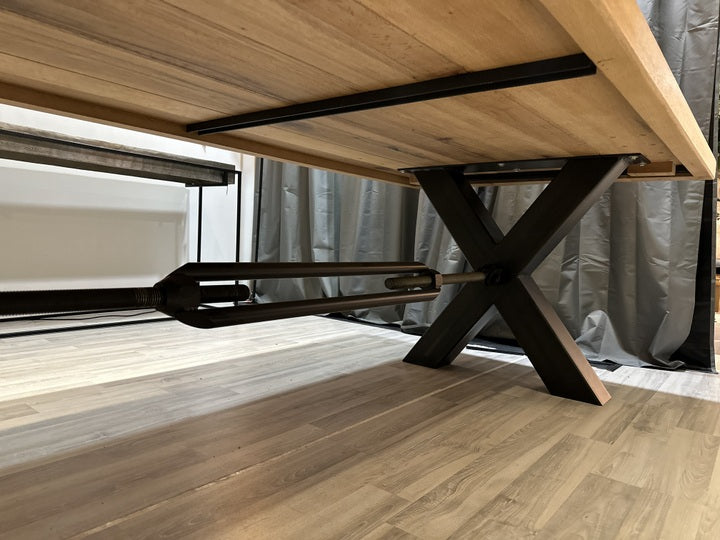 Esstisch aus massiv Eiche, Tisch im Industriedesign mit einem Gestell aus Metall, Maße 180 x 100 cm