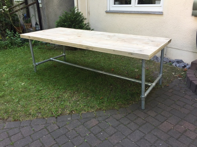 Esstisch im Industriedesign, Gartentisch, Tisch mit Tischbeinen aus Metall, Länge 220 cm