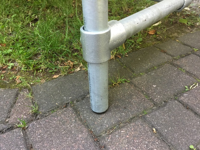 Esstisch im Industriedesign, Gartentisch, Tisch mit Tischbeinen aus Metall, Länge 220 cm