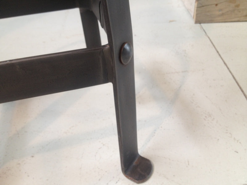 Barhocker im Industrielook aus Metall und Massivholz, Hocker im Industriedesign, Sitzhöhe ca. 48-75 cm