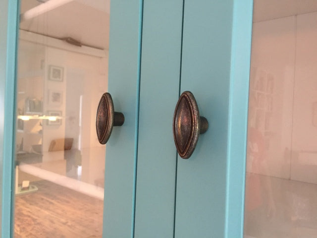 Vitrine türkis Landhaus, Geschirrschrank Landhaus, Vitrinenschrank Landhausstil, andere Farbe optional wählbar, Breite 126 cm