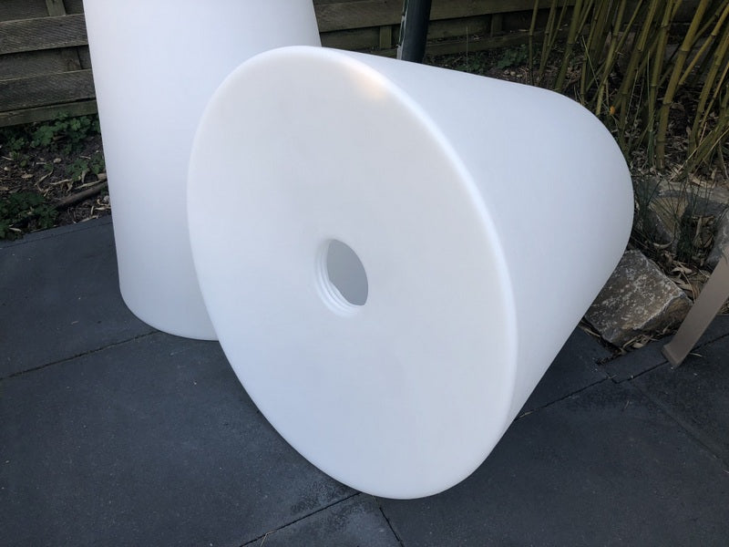 Gartenleuchte weiß, Stehleuchte aus Kunststoff, Outdoor Stehlampe weiß Lampenschirm, Höhe 210 cm