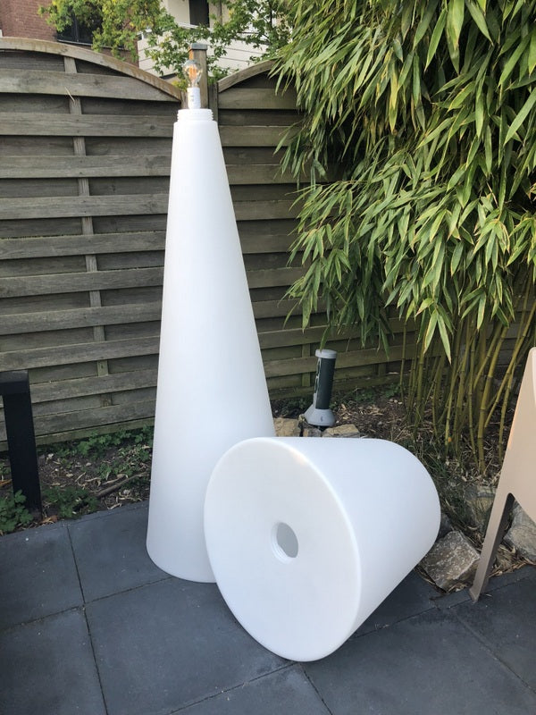 Garten Stehleuchte aus Kunststoff, Outdoor Stehlampe mit Lampenschirm, Höhe 200 cm