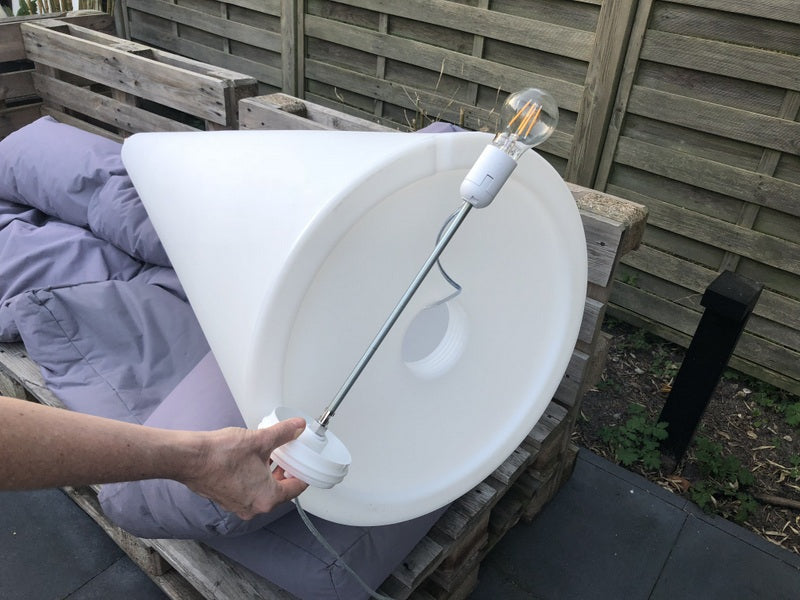 Gartenleuchte weiß, Stehleuchte aus Kunststoff, Outdoor Stehlampe weiß Lampenschirm, Höhe 210 cm