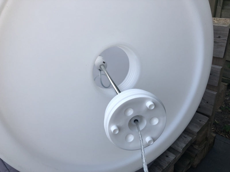 Gartenleuchte weiß, Stehleuchte aus Kunststoff, Outdoor Stehlampe weiß Lampenschirm, Höhe 210 cm