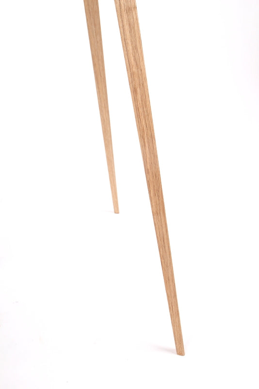 Moderne Dreifuß Stehleuchte in Holzoptik mit einem Lampenschirm in zwei Farben: schwarz und weiß