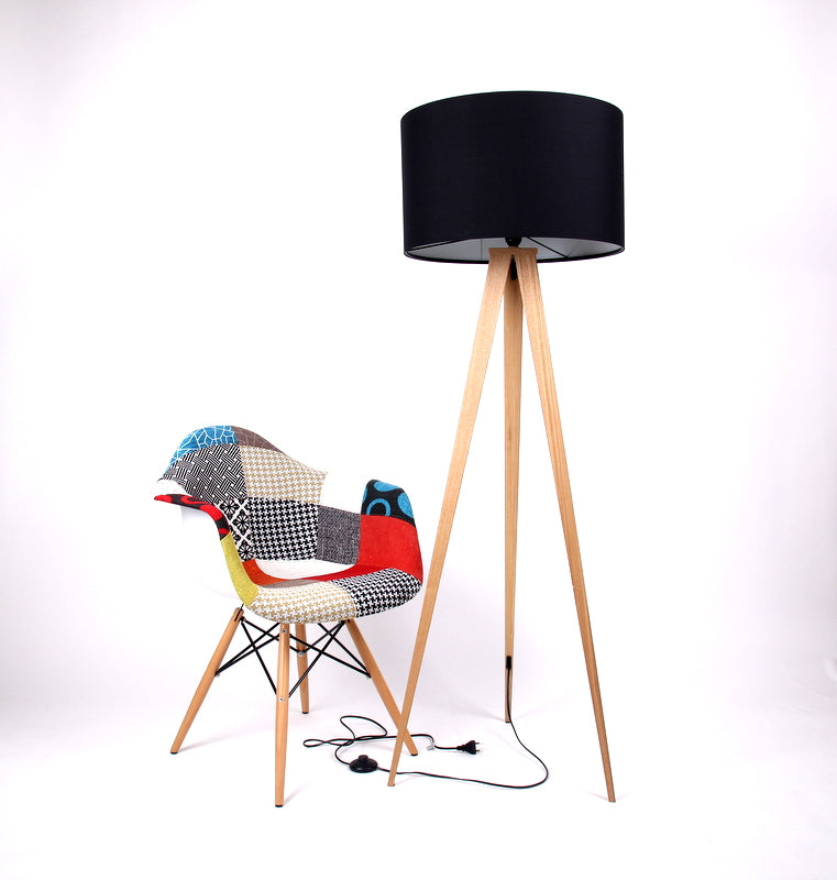 Moderne Dreifuß Stehleuchte in Holzoptik mit einem Lampenschirm in zwei Farben: schwarz und weiß