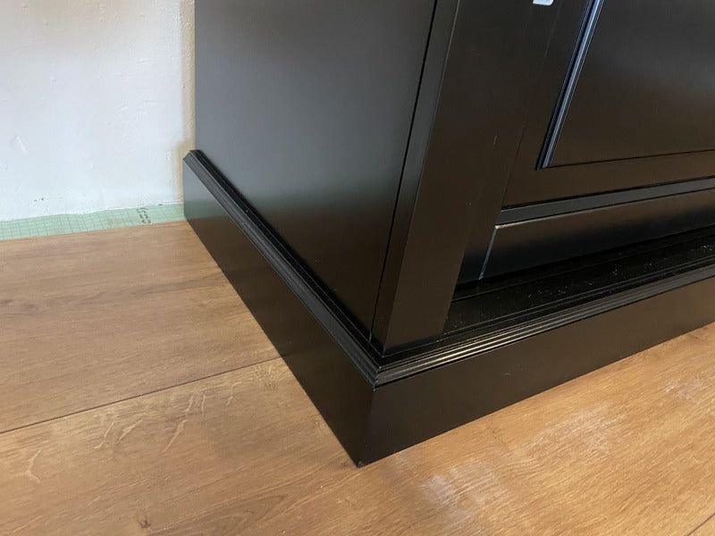 Vitrine schwarz-weiß, Geschirrschrank schwarz, Schrank schwarz Landhaus, Breite 230 cm