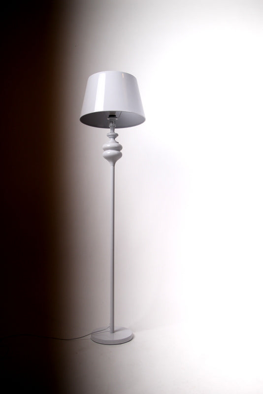 Moderne Stehleuchte aus Metall, Farbe weiß