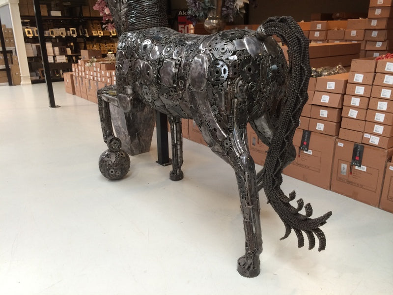 Pferd aus recyclebarem Metall in Echtgröße