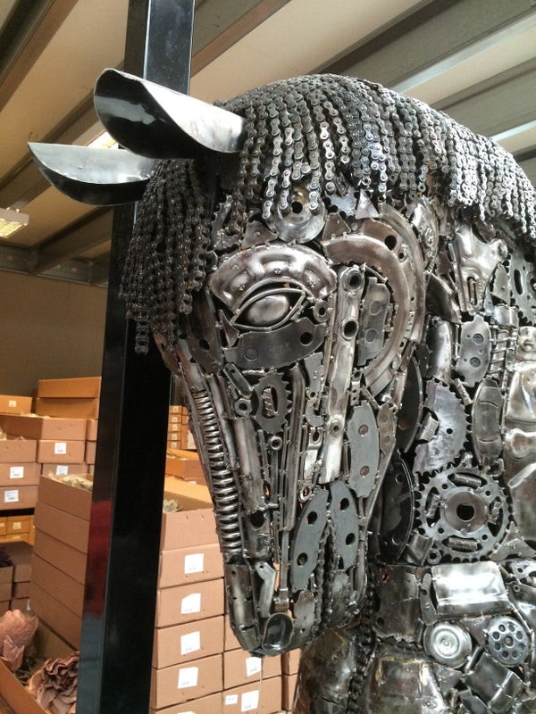 Pferd aus recyclebarem Metall in Echtgröße