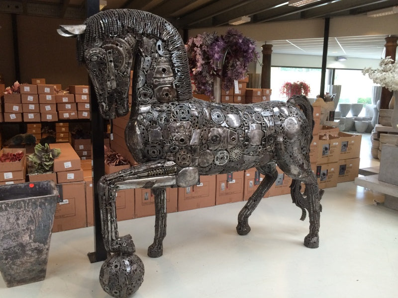 Pferd aus recyclebarem Metall in Echtgröße