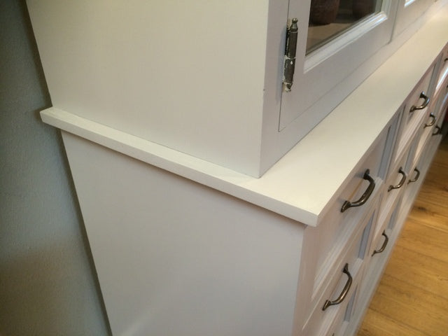 Vitrine grau, Geschirrschrank aus Massivholz,  Küchenschrank grau  im Landhausstil, auch in anderen Farben bestellbar