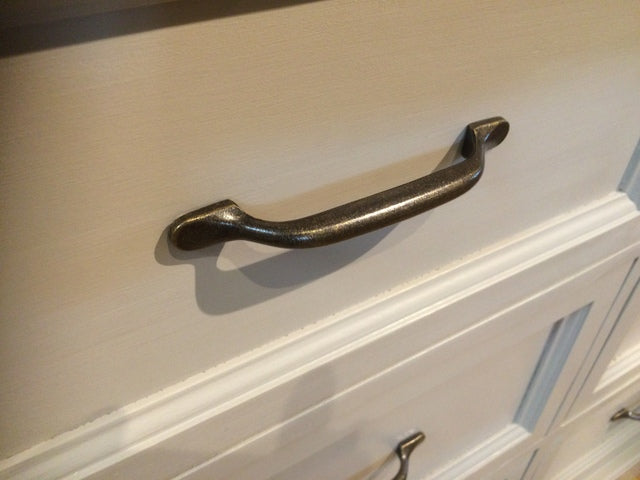 Vitrine grau, Geschirrschrank aus Massivholz,  Küchenschrank grau  im Landhausstil, auch in anderen Farben bestellbar