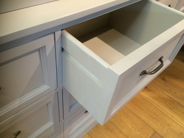 Vitrine grau, Geschirrschrank aus Massivholz,  Küchenschrank grau  im Landhausstil, auch in anderen Farben bestellbar