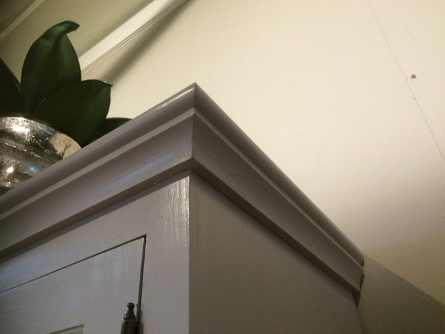 Vitrine grau, Geschirrschrank aus Massivholz,  Küchenschrank grau  im Landhausstil, auch in anderen Farben bestellbar