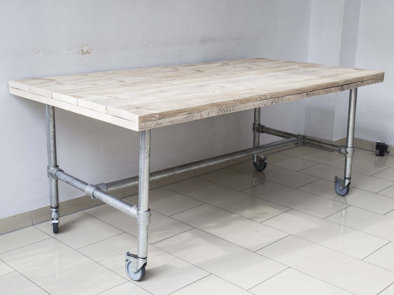 Tisch mit Rollen im Industriedesign, Esstisch mit Tischbeinen aus Meta – Richhome