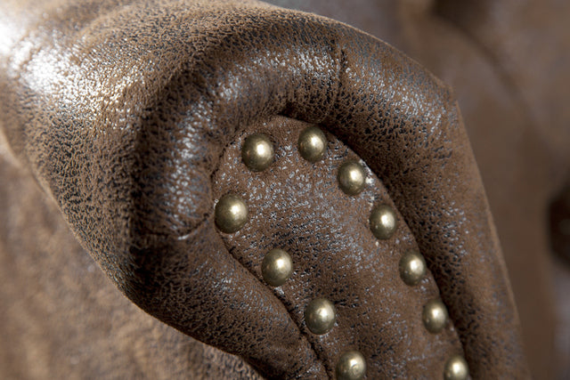 Ohrensessel im Chesterfield Look