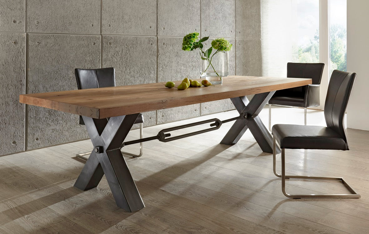 Bank aus Eiche massiv und Metall, Sitzbank im Industriedesign, Maße 220 x 40 cm