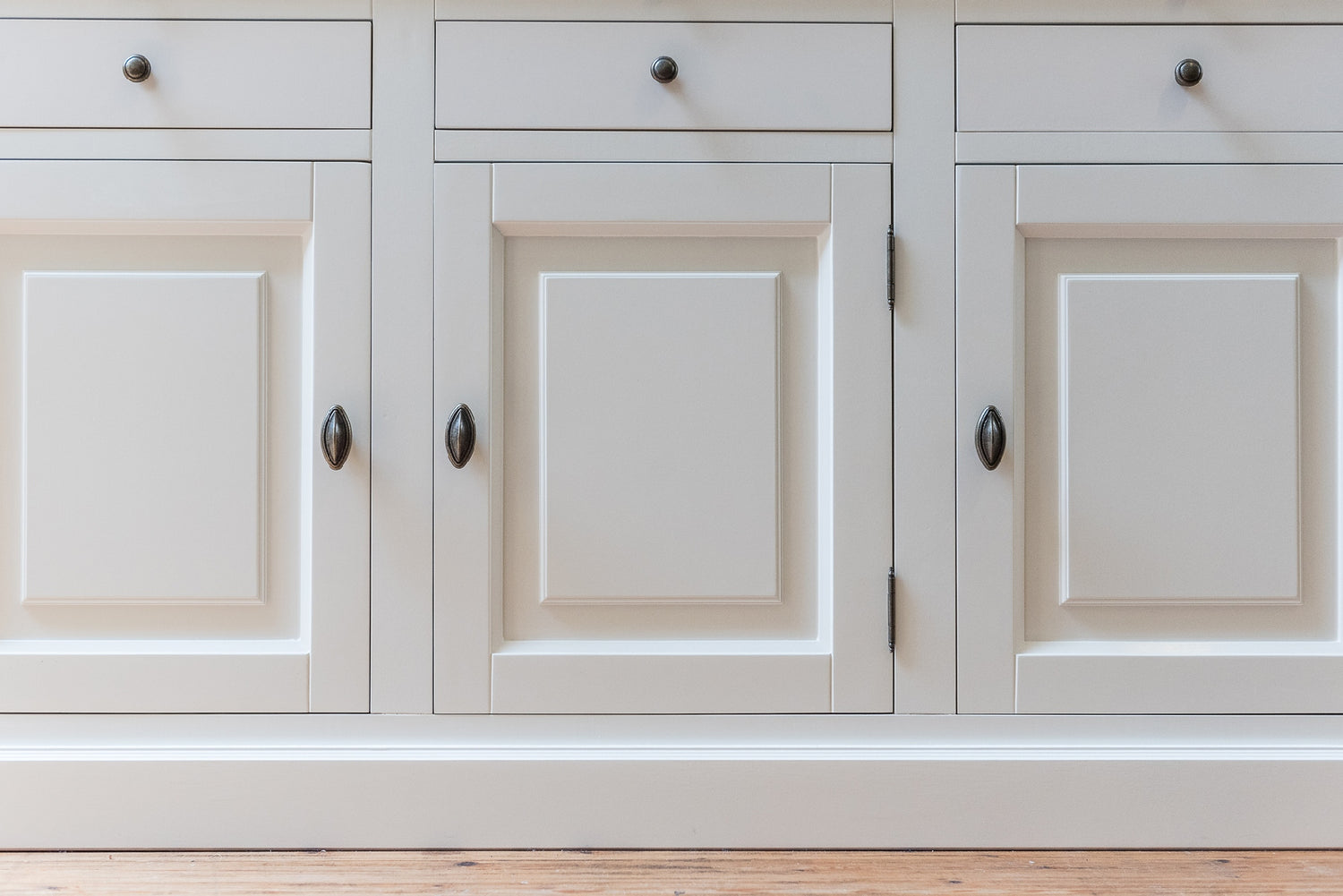 Klassische Anrichte grau, Sideboard grau im Landhausstil, Breite 126 cm