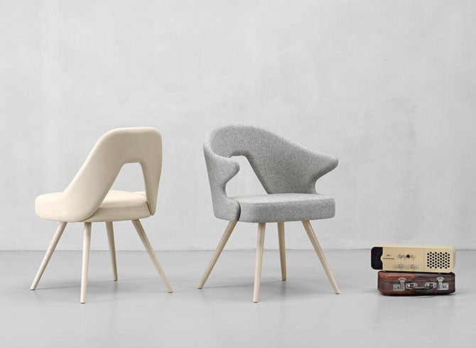 Design Stuhl in grau, aus Textil, Holz, Sitzhöhe 47 cm