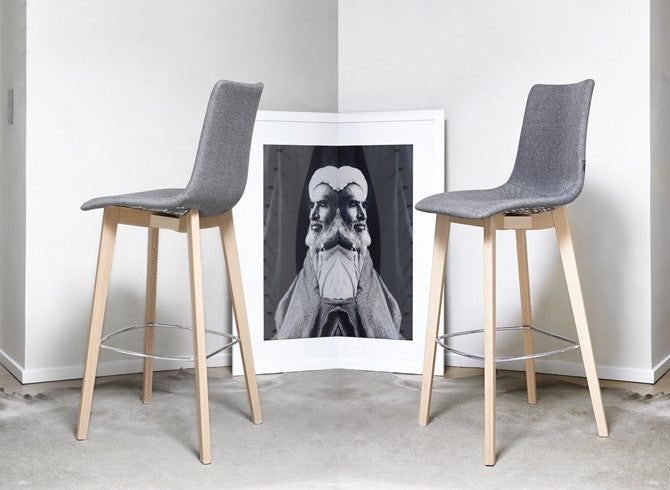 Barhocker mit einem Gestell aus Massivholz, Barstuhl grau gepolstert, Sitzhöhe 78 cm