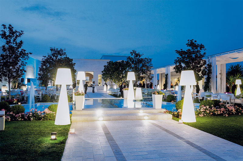 Gartenleuchte weiß, Stehleuchte aus Kunststoff, Outdoor Stehlampe weiß Lampenschirm, Höhe 210 cm