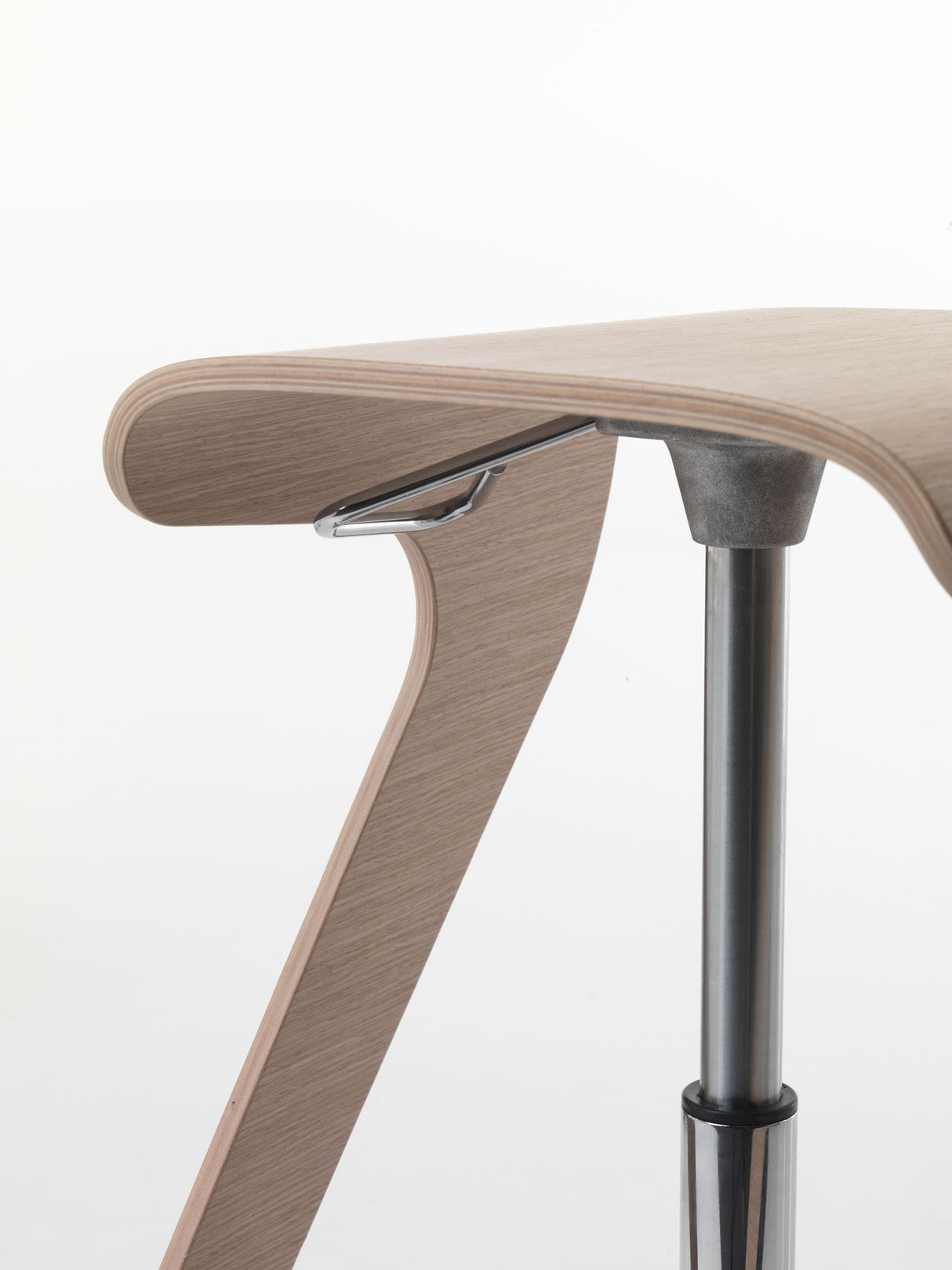 Design Barhocker, verchromtes Gestell, Sitzfläche aus Schichtholz