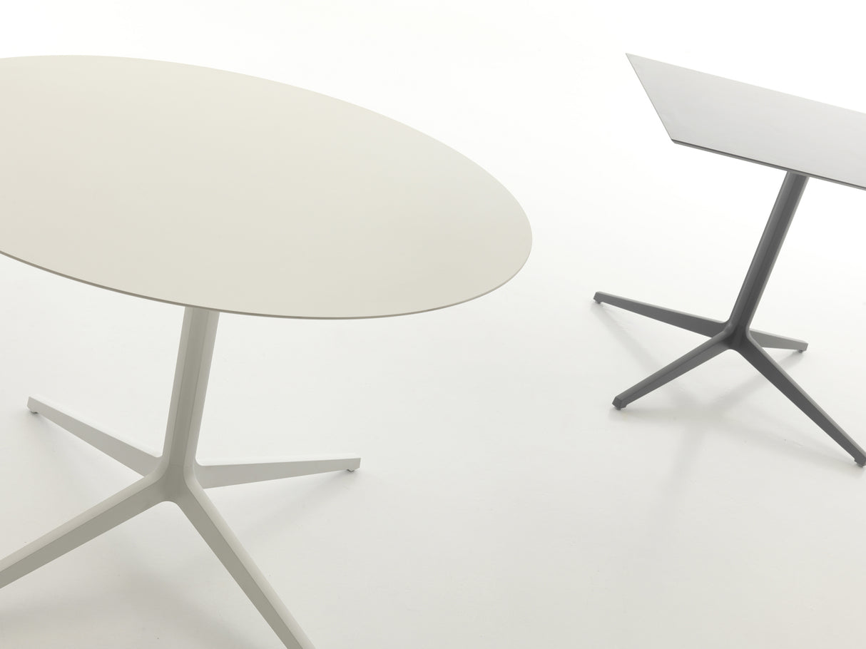 Design Tisch in Farben weiß und schwarz