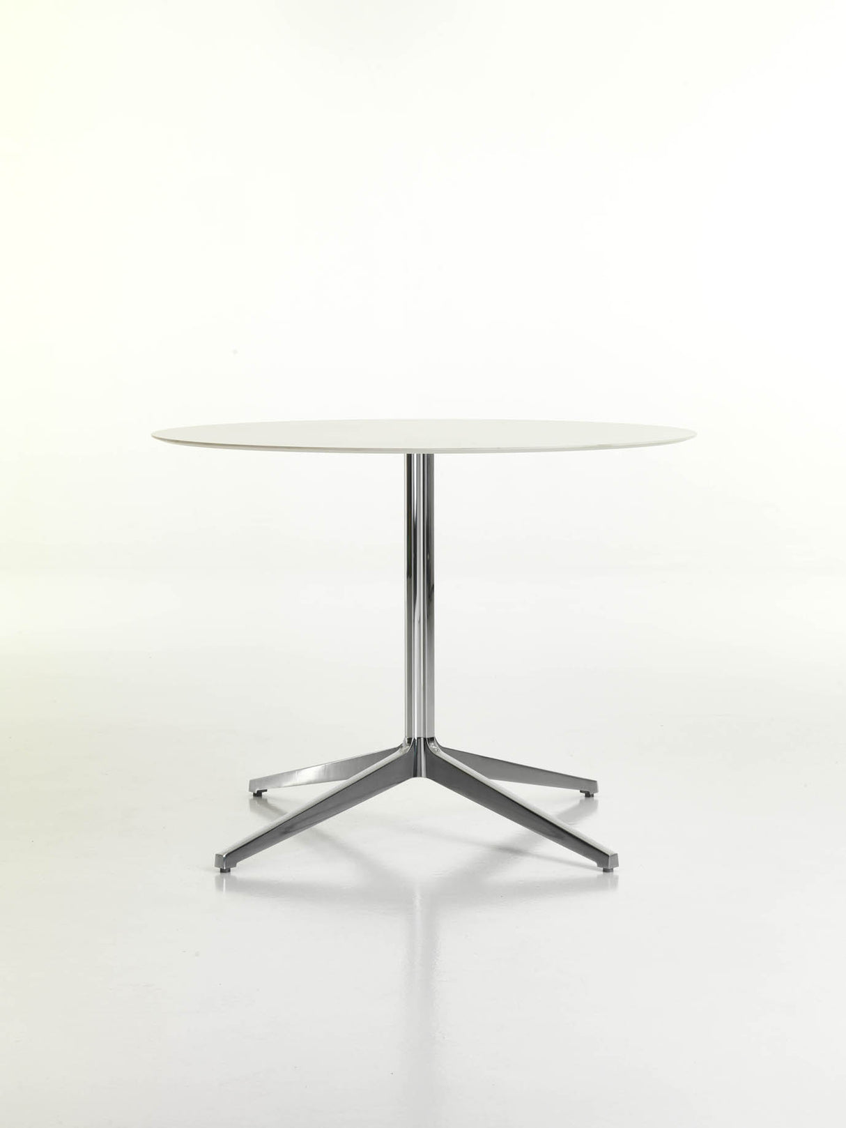 Design Tisch in Farben weiß und schwarz